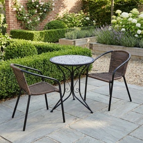 Summer Terrace Atlanta Round Bistro Table with 2 Springdale Chairs